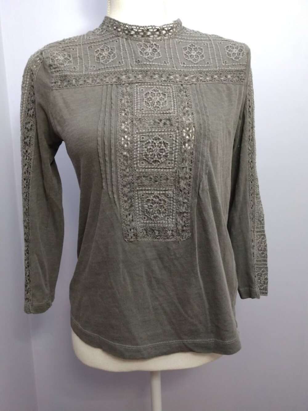 Women's XS Boho Lucky Brand Top Embroidered Gray 100% Cotton Crochet Keyhole